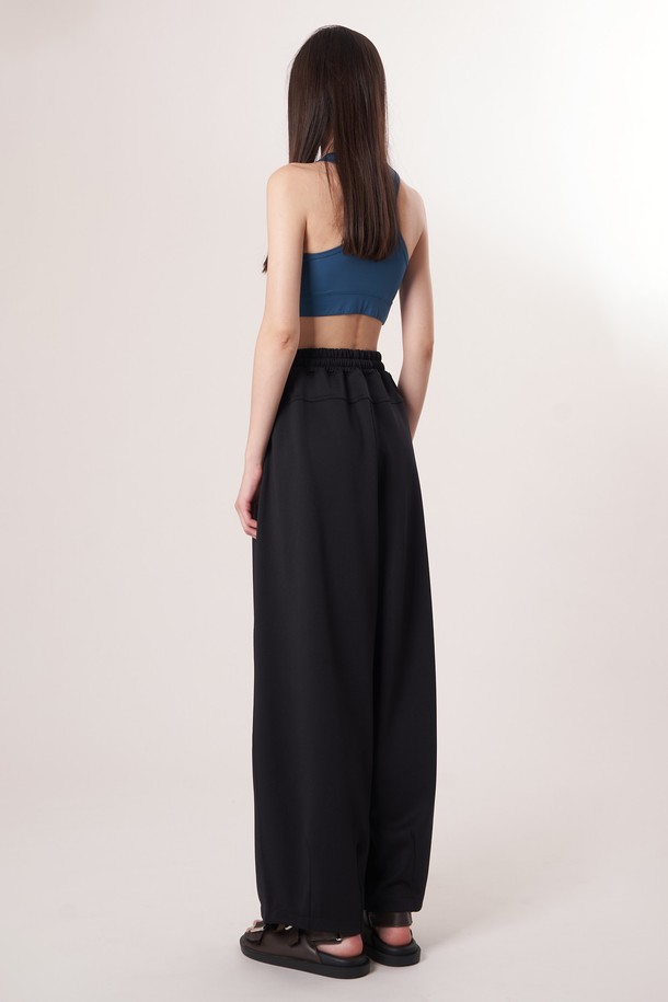 AU52PT39 더블 테크 와이드 팬츠_블랙은 미니멀, 클래식, 시크 스타일을 추구하는 고객을 위한 사계절용 와이드 팬츠입니다. 밴딩 처리되어 편안한 착용감을 제공하며, 일상과 출근룩, 모임룩 등 다양한 TPO에 활용하기 좋습니다. 부드러운 촉감의 폴리에스테르, 폴리우레탄 혼방 소재로 제작되었으며, 두꺼운 두께감과 루즈핏으로 안정적인 핏을 연출합니다. 더블 레이어드 기능성 원단과 압축 가공, 앞면 플리츠 디테일, 드로우스트링 디자인이 특징입니다.
