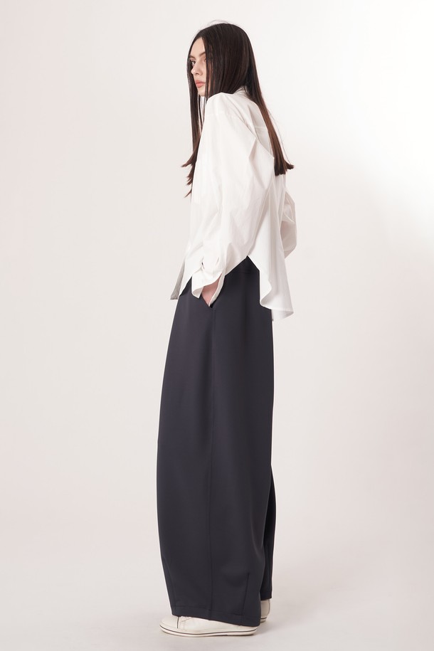 AU52PT39 더블 테크 와이드 팬츠_다크그레이는 미니멀, 스포티, 클래식 스타일을 아우르는 여성용 와이드 팬츠입니다. 사계절 착용 가능하며, 출근룩과 여행룩에 모두 잘 어울립니다. 다크그레이 컬러의 무지 디자인으로, 더블 레이어드 기능성 원단과 압축 가공 소재를 사용하여 두께감 있는 부드러운 촉감을 선사합니다. 밴딩 처리된 허리와 앞면 턱 디테일, 드로우스트링, 트랙팬츠 스타일이 특징이며 루즈핏으로 편안하게 착용할 수 있습니다.
