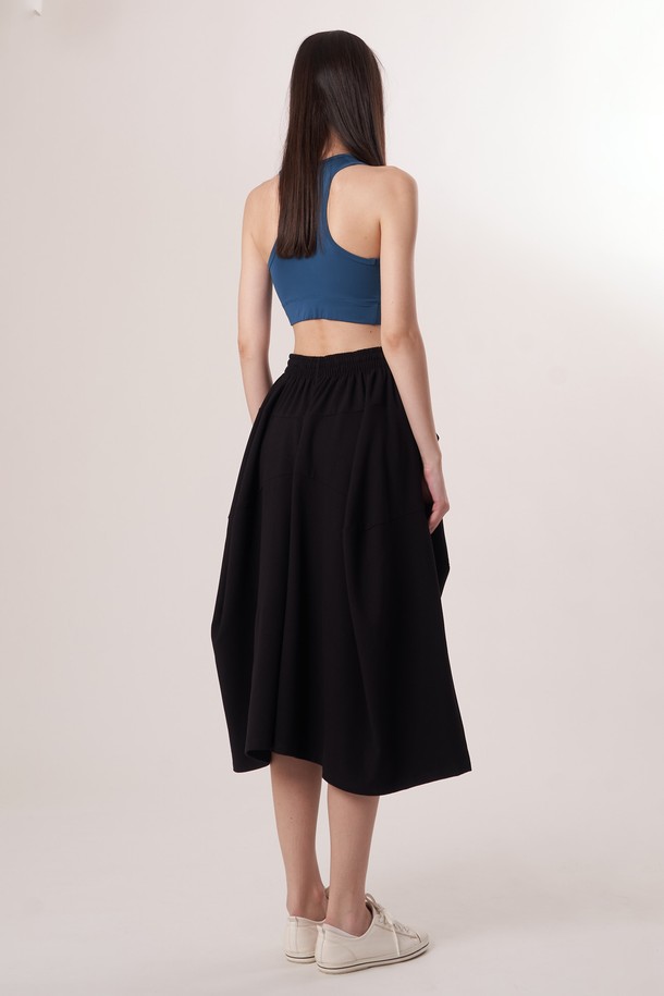 AW52PT31 W_테크플레어 팬츠는 여성용 테크플레어 팬츠로, 스포티하면서도 캐주얼한 스타일을 연출합니다. 블랙과 터쿼이즈 블루 두 가지 색상으로 제공되며, 사계절 내내 착용 가능합니다. 릴랙스핏 플레어 디자인에 신축성 있는 폴리에스터, 레이온, 폴리우레탄 혼방 소재로 제작되어 부드러운 촉감을 선사합니다. 허리 밴딩과 드로우스트링으로 편안한 착용감을 제공하며, 레깅스 위에 레이어드하여 다양한 스타일을 연출할 수 있습니다. 무지 디자인으로 미니멀한 매력을 더한 긴 기장의 바지입니다.
