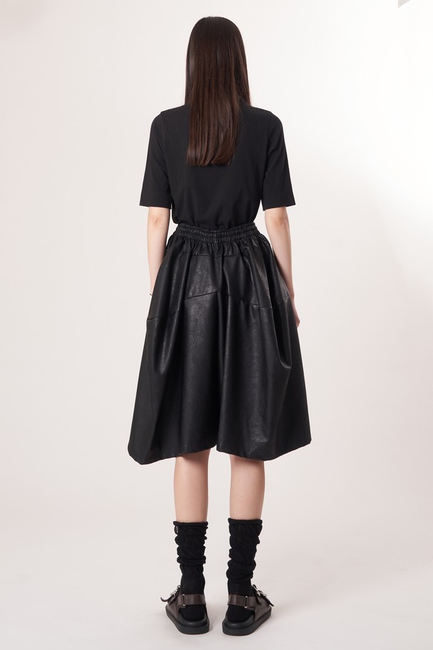 AW52PT32 레더 이펙트 플레어 팬츠_블랙은 부드러운 촉감의 폴리우레탄과 레이온 혼방 소재로 제작되어 가을, 겨울에 착용하기 좋은 여성용 레더 팬츠입니다. 모던한 스타일의 이 바지는 레더 이펙트 소재와 자연스러운 주름 텍스처가 특징이며, 릴랙스 핏의 플레어 디자인으로 입체적인 볼륨감을 선사합니다. 일상, 데이트룩, 모임룩 등 다양한 TPO에 활용 가능하며 시크, 미니멀, 클래식 스타일을 연출하기 좋습니다. 편안한 길이감으로 활동성을 높인 긴 기장의 무지 블랙 컬러 레더 팬츠입니다.
