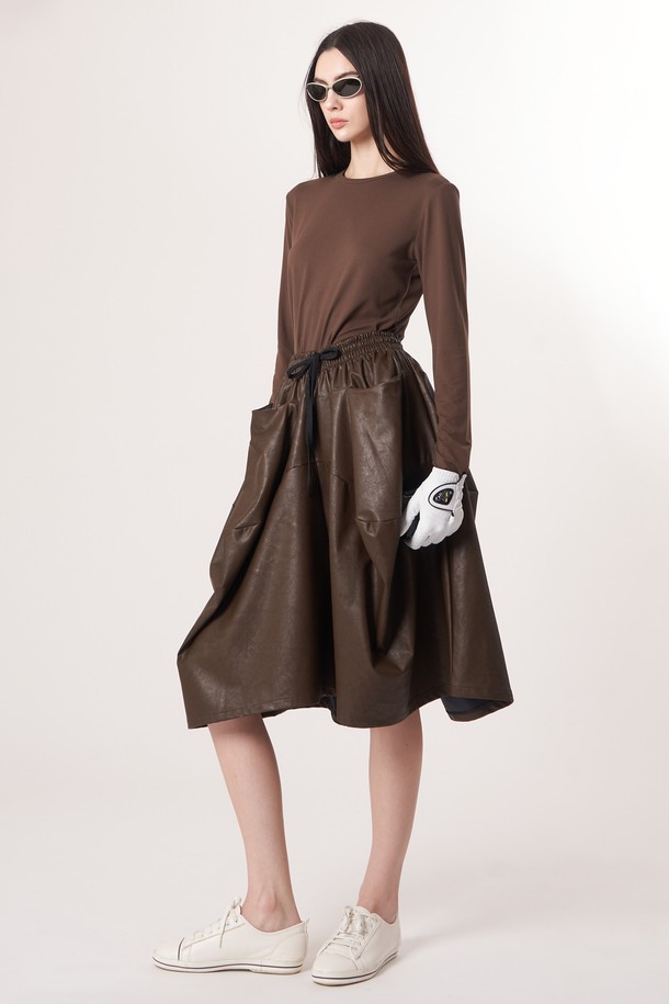 AW52PT32 레더 이펙트 플레어 팬츠_다크브라운은 여성용 플레어 팬츠입니다. 레더 이펙트 소재로 제작되어 부드러운 촉감과 자연스러운 주름 텍스처를 선사하며, 루즈핏으로 편안하게 착용 가능합니다. 다크브라운 컬러의 긴 기장으로, 엘레강스한 스타일을 연출하며, 데이트룩, 모임룩, 오피스룩 등 다양한 TPO에 활용할 수 있습니다. 클래식, 미니멀, 시크 스타일을 선호하는 분들에게 추천합니다. 입체감 있는 실루엣이 특징입니다.
