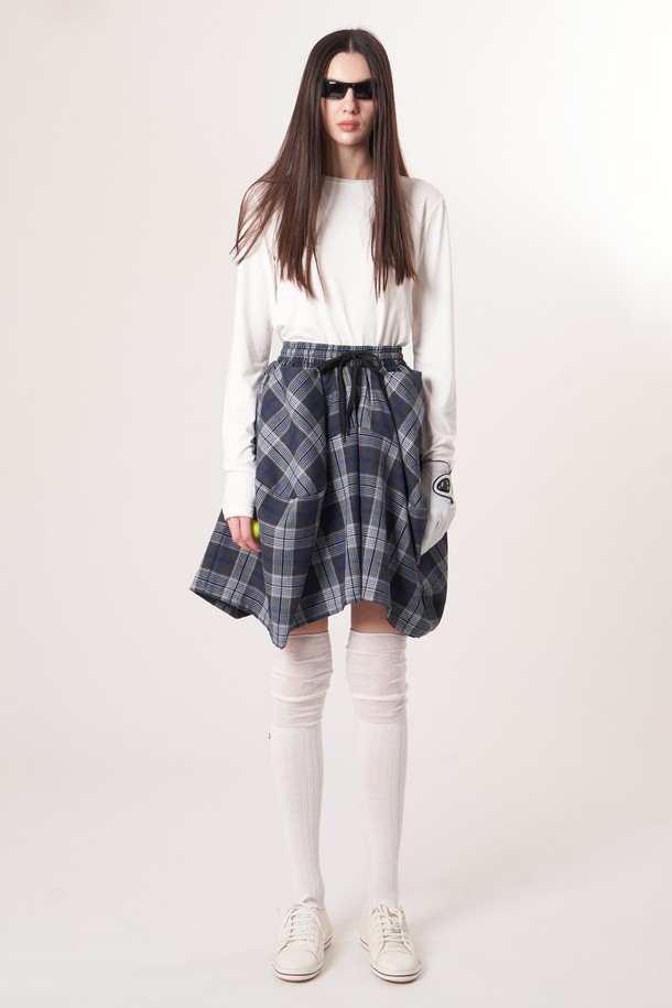 AW52PS33 체크 볼륨 G 쇼츠_블루는 시원한 블루 컬러와 체크 패턴이 돋보이는 여성 쇼츠입니다. 넓은 와이드 핏과 플레어스커트처럼 볼륨감 있는 디자인으로, 스포티하면서도 캐주얼한 스타일을 연출합니다. 활동성을 높이는 3차원 입체 커팅과 드로우스트링 디테일이 특징이며, 안감으로 언더블루머가 있어 편안하게 착용할 수 있습니다. 여름철 휴가, 리조트, 피트니스 등 다양한 TPO에 활용하기 좋은 아이템입니다.
