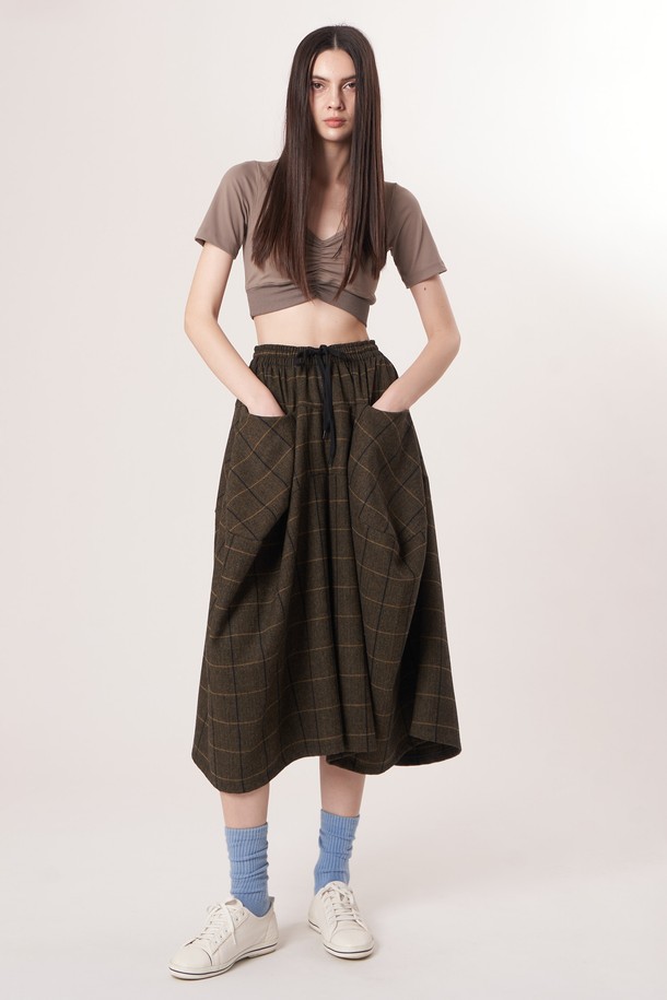 AW52PT34 윈터체크 테크플레어 팬츠_다크브라운은 겨울철 따뜻함과 스타일을 동시에 잡을 수 있는 여성 플레어 팬츠입니다. 다크 브라운 컬러의 헤링본 또는 체크 패턴으로 클래식, 레트로 무드를 연출하며, 넉넉한 루즈핏과 긴 기장으로 다양한 체형을 커버합니다. 울과 폴리에스테르 혼방 소재로 제작되어 부드러운 촉감을 선사하며, 두께감 있는 원단이 겨울철에도 따뜻하게 착용 가능합니다. 드로우스트링 허리 밴딩으로 편안한 착용감을 제공하며, 레깅스와 레이어드하여 더욱 따뜻하게 연출할 수 있습니다. 겨울 데일리룩, 오피스룩, 모임룩 등 다양한 TPO에 활용할 수 있는 실용적인 아이템입니다.
