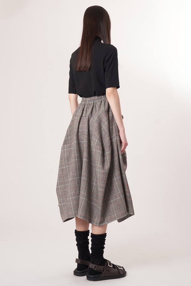 AW52PT34 윈터체크 테크플레어 팬츠_그레이는 겨울철 데일리룩을 위한 여성 플레어 팬츠입니다. 클래식과 레트로, 스트릿 무드를 모두 담아낸 디자인으로, 울과 폴리에스테르 혼방의 두꺼운 소재로 제작되어 따뜻함을 선사합니다. 헤링본 체크 패턴이 돋보이며, 드로우스트링 허리 밴딩으로 편안한 착용감을 제공합니다. 레깅스와 함께 레이어드하여 더욱 따뜻하고 스타일리시하게 연출할 수 있으며, 모빌리티를 고려한 커팅으로 활동성 또한 놓치지 않았습니다. 그레이와 다크브라운 두 가지 색상으로 만나보세요.
