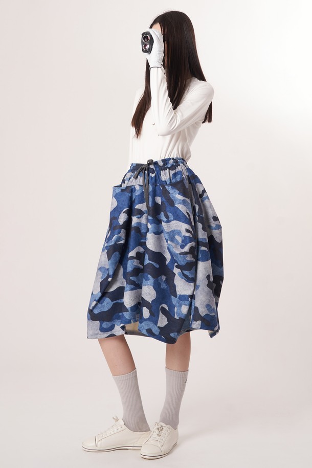 AW52PT35 카모 플레어 팬츠_블루는 여성용 플레어 팬츠로, 캐주얼 및 스트릿 스타일을 연출하기 좋습니다. 사계절 내내 착용 가능하며, 루즈핏으로 편안한 착용감을 제공합니다. 블루 컬러에 카모 패턴이 더해져 개성 있는 스타일을 완성하며, 허리 부분은 밴딩 처리와 드로우스트링으로 조절 가능합니다. 일상복은 물론, 동네 마실룩이나 여행룩으로도 활용하기 좋은 아이템입니다. 폴리에스테르 소재로 제작되어 부드러운 촉감을 느낄 수 있습니다.
