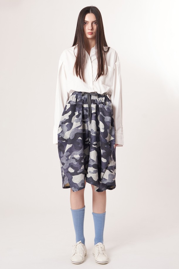 AW52PT35 카모 플레어 팬츠_블랙은 캐주얼, 미니멀, 레트로 스타일을 모두 아우르는 여성용 플레어 팬츠입니다. 부드러운 촉감의 폴리에스테르 소재로 제작되었으며, 허리 밴딩과 스트링으로 편안한 착용감을 선사합니다. 사계절 내내 활용 가능한 루즈핏 긴바지로, 카모 패턴과 코듀로이 텍스처, 브러쉬드 마감으로 포인트를 더했습니다. 동네 마실룩이나 여행룩에 적합하며, 블랙 컬러로 어떤 상의와도 쉽게 매치할 수 있습니다.
