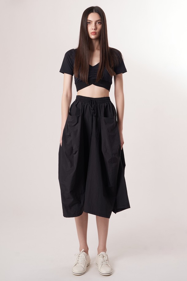 AW52PT36 테크플레어 팬츠_블랙은 여성용 바지로, 스포티, 스트리트, 미니멀 스타일을 넘나드는 활용성을 자랑합니다. 사계절 내내 착용 가능하며, 가볍고 부드러운 나일론, 면 혼방 소재로 제작되어 편안한 착용감을 선사합니다. 허리에는 드로우스트링 밴딩이 있어 사이즈 조절이 용이하며, 루즈핏 플레어 디자인과 아방가르드한 커팅 라인이 돋보입니다. 레깅스 레이어링이 가능하며, 동네 마실룩, 여행룩 등 다양한 TPO에 맞춰 활용할 수 있습니다.
