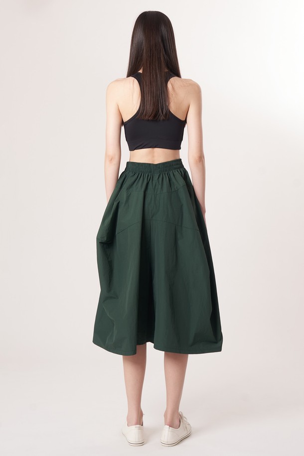 AW52PT36 테크플레어 팬츠_다크그린은 스포티, 스트리트, 캐주얼 스타일을 아우르는 테크플레어 팬츠입니다. 나일론과 면 혼방 소재로 제작되어 부드러운 촉감을 제공하며, 사계절 내내 활용 가능합니다. 루즈핏 플레어 디자인에 밴딩 허리, 드로우스트링으로 편안한 착용감을 선사하며 활동성을 높였습니다. 바이오 가공 처리로 구김이 적어 관리가 용이하고, 레이어링하여 다양한 스타일 연출이 가능합니다. 다크 그린 컬러의 해체주의 패턴이 돋보이는 개성 있는 디자인입니다.
