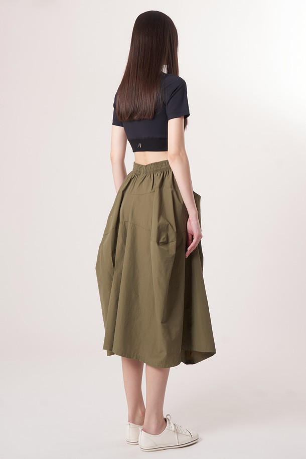 AW52PT36 테크플레어 팬츠_카키는 여성용 바지로, 스포티, 스트릿, 미니멀한 스타일을 연출하기 좋습니다. 가볍고 부드러운 나일론과 면 혼방 소재로 제작되어 사계절 내내 편안하게 착용할 수 있습니다. 루즈핏 플레어 디자인에, 드로우스트링과 해체주의 패턴으로 포인트를 더했으며, 바이오 가공을 거쳐 부드러운 촉감을 자랑합니다. 여행룩, 산책룩 등 다양한 TPO에 활용 가능하며, 가볍고 휴대성이 뛰어나 실용적입니다.
