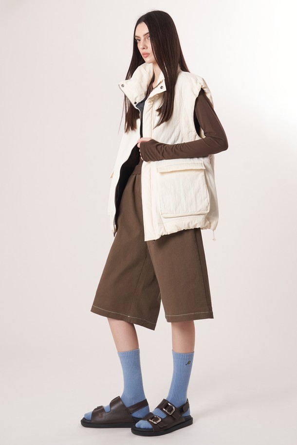 AW52TL01 베이스 레이어 탑_브라운은 겨울, 가을 시즌에 적합한 슬림핏 긴소매 베이스 레이어 탑입니다. 부드러운 촉감의 브러쉬드 폴리에스터, 폴리우레탄 혼방 소재로 제작되어 보온성과 신축성이 뛰어나며, 속건 기능으로 쾌적함을 유지합니다. 라운드넥 디자인에 소매 끝단 슬릿과 손등을 덮는 디자인으로 활동성을 더했습니다. 미니멀하고 스포티한 스타일로, 운동 시에는 피트니스룩으로, 일상에서는 겨울 데일리룩으로 활용하기 좋습니다. 다크브라운 컬러 옵션이 있습니다.
