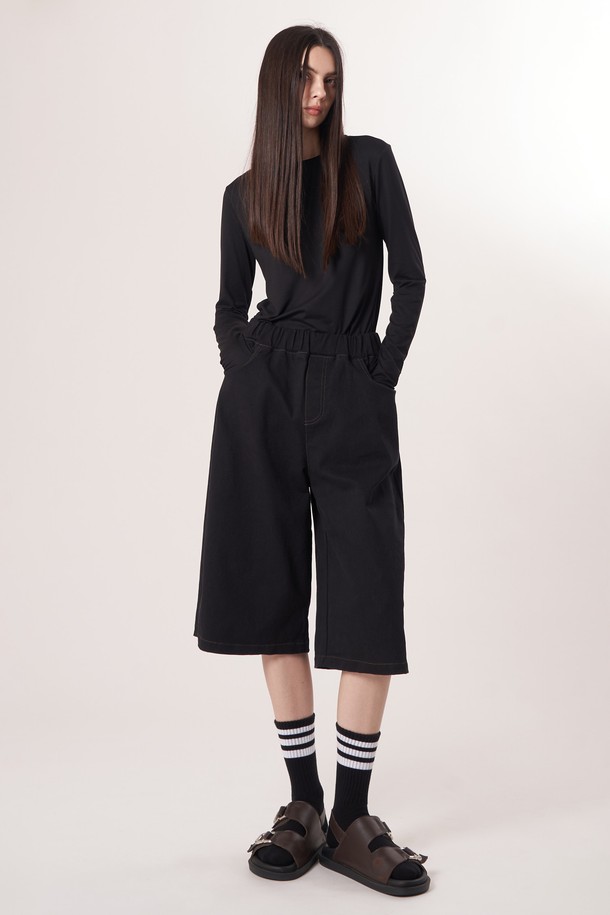 AW52TL01 베이스 레이어 탑_블랙은 겨울철 운동 및 일상에서 활용하기 좋은 베이스 레이어 탑입니다. 부드러운 촉감의 기모 안감과 두꺼운 두께로 보온성을 높였으며, 폴리에스터 및 폴리우레탄 혼방 소재로 신축성을 강화하여 활동성을 높였습니다. 슬림핏 디자인으로 깔끔한 실루엣을 연출하며, 손등을 덮는 소매 끝단 슬릿 디자인으로 포인트를 더했습니다. 미니멀, 스포티, 캐주얼 스타일을 모두 소화 가능하며, 러닝룩, 피트니스룩, 겨울 데일리룩에 적합합니다.
