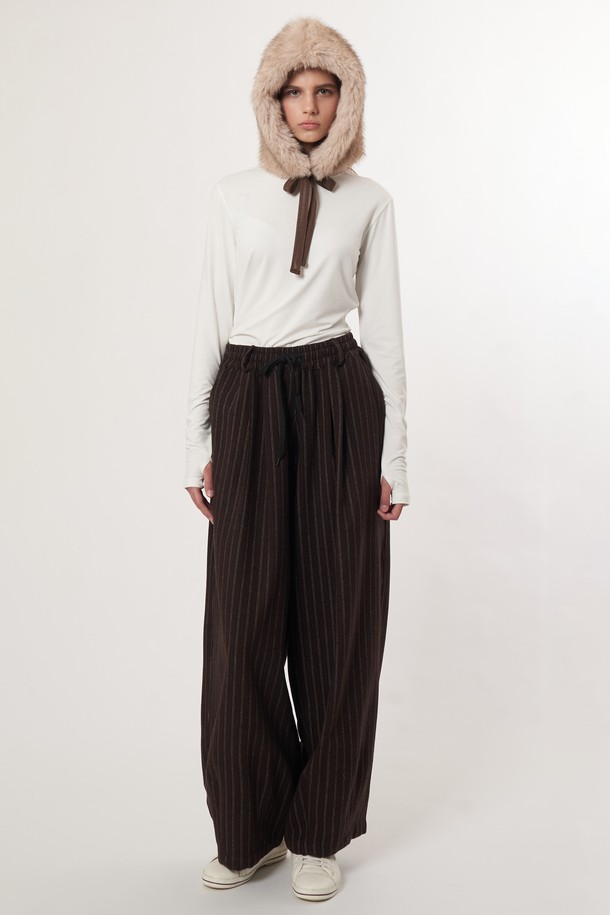 AU52PT07 레트로 스트라이프 와이드 팬츠는 여성들을 위한 바지입니다. 브라운 컬러에 레트로 스타일을 더했으며, 봄, 가을에 착용하기 좋습니다. 와이드 핏과 긴 기장으로 편안함과 스타일을 동시에 잡았습니다. 스트라이프 패턴이 돋보이며, 클래식하고 미니멀한 무드를 연출합니다. 데일리룩에 포인트를 더해줄 아이템입니다.
