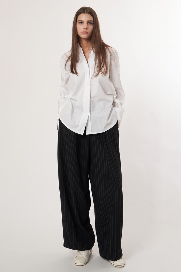 AU52PT07 레트로 스트라이프 와이드 팬츠_블랙은 여성용 와이드 팬츠입니다. 레트로 스타일의 블랙 컬러 스트라이프 패턴으로, 봄, 여름, 가을에 착용하기 좋습니다. 루즈핏으로 편안한 착용감을 선사하며, 미니멀, 클래식 무드를 연출합니다. 데일리룩에 포인트 아이템으로 활용하기 좋은 아이템입니다.
