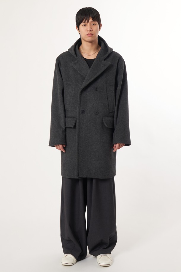 AU52CT01 더블 후드 코트_차콜은 캐주얼, 클래식, 미니멀 스타일을 아우르는 남녀 공용 코트입니다. 울 소재로 제작되어 부드러운 촉감을 선사하며, 가을과 겨울에 따뜻하게 착용할 수 있습니다. 롱 기장의 오버핏 디자인에 더블 버튼 여밈 방식을 적용하여 멋스러운 실루엣을 연출합니다. 차콜 컬러의 무지 디자인과 후드 디테일이 돋보이며, 출근룩으로도 활용하기 좋습니다. 긴 소매 기장과 두꺼운 두께감으로 보온성을 높였습니다.
