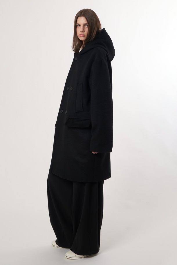 AU52CT01 더블 후드 코트_블랙은 여성용 후드 코트입니다. 가을과 겨울에 착용하기 좋으며, 캐주얼하고 베이직한 스타일을 연출합니다. 롱 기장에 오버핏으로 디자인되었으며, 더블 버튼 여밈 방식의 더블 코트입니다. 울 소재로 제작되어 두꺼운 두께감을 자랑하며, 출근룩이나 모임룩에 활용하기 좋습니다. 캐주얼, 클래식, 미니멀 스타일을 즐겨 입는 분들께 추천합니다.
