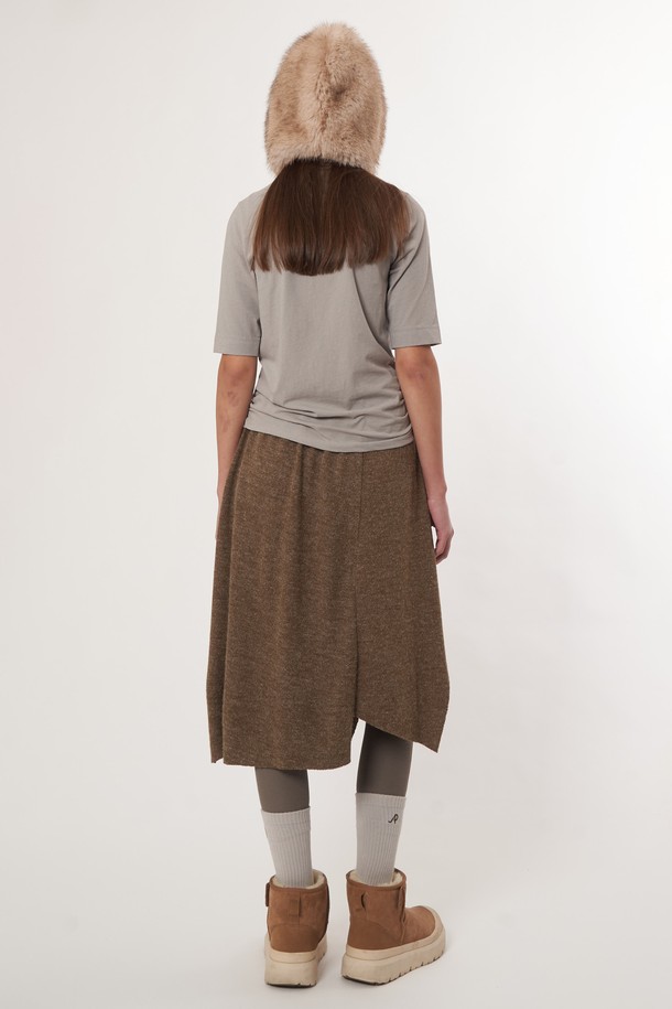 AW52AC04 퍼 바라클라바_베이지는 부드러운 퍼 소재로 제작되어 뛰어난 촉감을 자랑하는 여성용 바라클라바입니다. 깊은 모자 깊이와 목까지 감싸는 디자인으로 겨울철 보온과 방한 기능을 제공하며, 쌀쌀한 날씨에도 따뜻하게 착용할 수 있습니다. 무지 패턴의 베이지 컬러는 캐주얼, 미니멀, 클래식 등 다양한 스타일과 쉽게 매치할 수 있어 활용도가 높습니다. 두꺼운 두께감의 퍼 소재는 포근함을 더하며, 디자인 장식으로 퍼를 사용하여 고급스러운 느낌을 선사합니다. 데일리룩에 포인트 아이템으로 활용하여 스타일리시함과 따뜻함을 동시에 잡을 수 있습니다.
