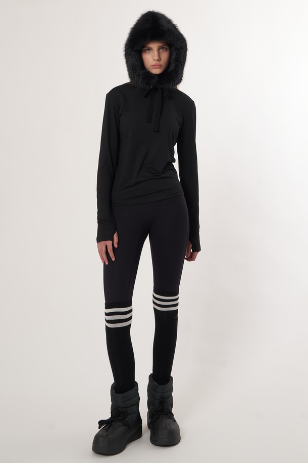 AW52AC04 퍼 바라클라바_블랙은 부드러운 퍼 소재로 제작되어 뛰어난 촉감을 자랑하는 겨울철 방한용 바라클라바입니다. 깊은 모자 깊이와 목까지 덮는 디자인으로 보온성을 극대화하여 추운 날씨에도 따뜻하게 착용할 수 있습니다. 무지 블랙 컬러로 어떤 스타일에도 잘 어울리며, 캐주얼 및 미니멀 룩에 매치하여 포근하면서도 세련된 분위기를 연출할 수 있습니다. 특히 두꺼운 두께의 퍼 소재는 뛰어난 방한 기능을 제공하며, 일상생활에서도 부담 없이 활용하기 좋습니다. 남녀 공용으로 착용 가능하여 실용적입니다.
