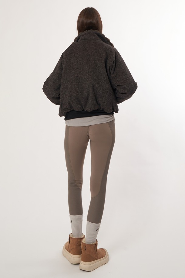 AW52OT03_리버시블 밍크 점퍼_다크브라운은 여성 의류로, 가을과 겨울에 착용하기 좋은 두꺼운 두께감의 점퍼입니다. 밍크 소재로 제작되어 부드러운 촉감을 선사하며, 클래식하고 우아한 스타일을 연출합니다. 다크브라운 컬러의 무지 디자인에 집업 여밈 방식과 레귤러핏으로 제작되었으며, 리버시블 타입으로 다양한 스타일링이 가능합니다. 일상 및 모임룩, 데이트룩에 활용하기 좋은 아이템입니다. 긴 소매 기장의 크롭 기장 점퍼로 보온성 또한 뛰어납니다.
