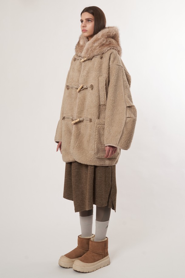 AW52OT02 페이크 라쿤 후드 아우터_베이지는 여성용 후드 아우터입니다. 가을과 겨울에 착용하기 좋은 두꺼운 두께감의 오버핏 코트로, 부드러운 촉감과 무지 디자인이 특징입니다. 일상룩, 여행룩, 캠핑룩 등 다양한 TPO에 활용 가능하며, 캐주얼, 미니멀, 클래식 스타일을 연출하기 좋습니다. 페이크 라쿤 퍼 후드 디테일과 토글 여밈 방식으로 포인트를 더했으며, 긴 소매 기장으로 따뜻함을 더했습니다.
