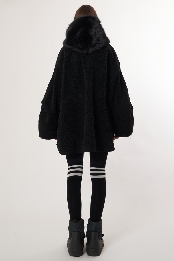 AW52OT02_페이크 라쿤 후드 아우터_블랙은 여성용 후드 아우터로, 겨울철 캐주얼 스타일을 연출하기에 적합합니다. 전체적으로 무지 디자인에 오버핏으로 제작되었으며, 두꺼운 두께감과 부드러운 촉감의 인조가죽, 폴리에스테르 혼방 소재를 사용하여 보온성을 높였습니다. 긴 소매와 집업 여밈 방식이 특징이며, 페이크 라쿤 퍼 후드 장식과 안감 퍼 디테일이 고급스러운 분위기를 더합니다. 출근룩과 모임룩은 물론, 미니멀, 시크 스타일을 즐겨 입는 분들께 추천합니다.
