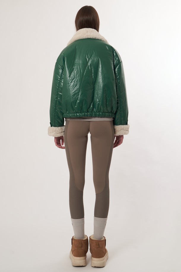 애시드 그린 컬러의 AW52JP01 퍼 패치 패딩점퍼입니다. 여성용으로, 겨울철 캐주얼 스타일 연출에 적합합니다. 넉넉한 두께감과 부드러운 촉감의 나일론 소재를 사용하여 편안한 착용감을 선사합니다. 레귤러 핏에 긴 소매 기장, 집업 여밈 방식으로 제작되었으며, 퍼 디테일과 안감으로 따뜻함과 스타일리시함을 더했습니다. 패치워크 패턴이 돋보이는 디자인으로, 일상생활에서 개성 있는 스타일을 완성해보세요.
