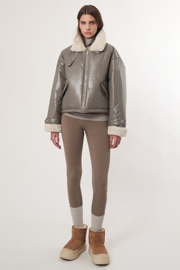 AW52JP01 퍼 패치 패딩점퍼는 여성용 다크베이지 컬러의 캐주얼 패딩 점퍼입니다. 겨울철 일상 및 출근, 여행룩에 적합하며, 부드러운 촉감의 폴리에스테르 소재로 제작되었습니다. 레귤러 핏에 레귤러 기장으로, 집업 스타일이며 퍼 디테일과 안감으로 보온성을 높였습니다. 패치워크 패턴이 돋보이는 디자인으로, 미니멀, 클래식 스타일을 선호하는 분들께 추천합니다.
