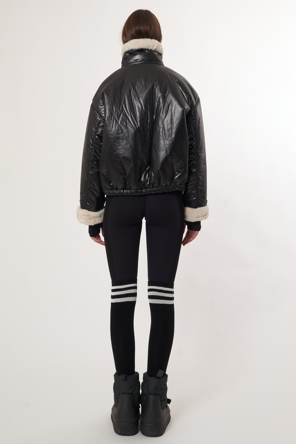 AW52JP01 퍼 패치 패딩점퍼_블랙은 여성 겨울철 캐주얼 스타일을 위한 패딩 점퍼입니다. 부드러운 촉감의 나일론 소재로 제작되었으며, 두꺼운 두께감으로 뛰어난 보온성을 제공합니다. 레귤러핏으로 편안하게 착용 가능하며, 집업 스타일로 간편하게 여밀 수 있습니다. 블랙 컬러에 패치워크 패턴이 적용되어 밋밋함을 덜고 개성 있는 포인트를 더했습니다. 안감과 아우터의 퍼 디테일이 고급스러움을 더하는, 데일리룩에 활용하기 좋은 아이템입니다.
