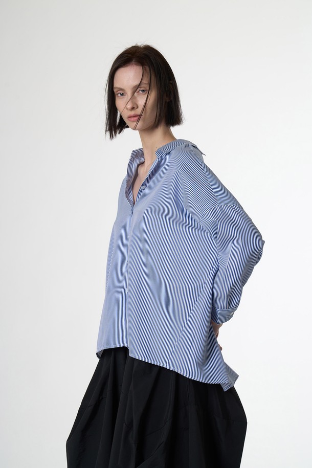 AW51SH07 라이트 백 슬릭 셔츠는 시원한 촉감의 얇은 폴리에스테르, 나일론 혼방 소재로 제작되었으며, 블루 스트라이프 패턴이 돋보입니다. 봄, 여름 시즌에 적합하며, 크롭 소매와 셔츠 칼라 디자인, 그리고 백 슬릿 디테일이 특징입니다. 오버핏 및 릴랙스핏으로 편안하게 착용할 수 있는 여성용 셔츠/블라우스입니다.
