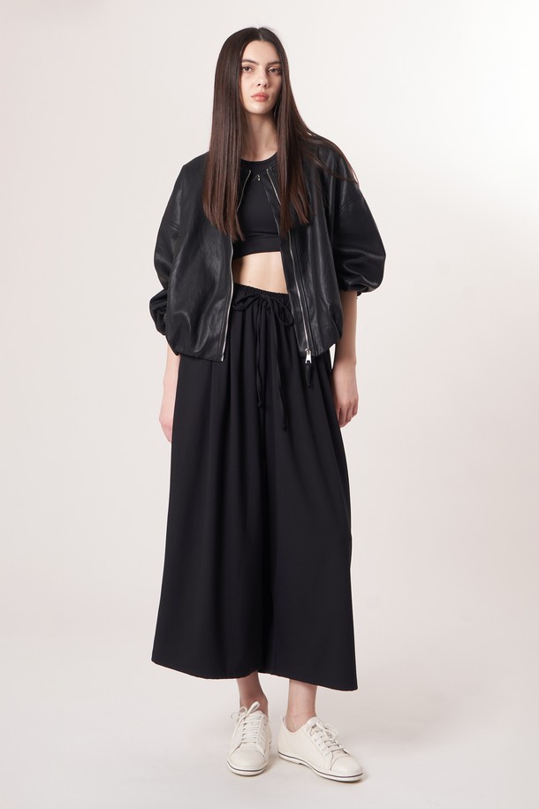 AU52PT33 F 와이드 크롭 팬츠_블랙은 미니멀하고 베이직한 스타일의 여성용 와이드 크롭 팬츠입니다. 봄, 여름, 가을 계절에 적합하며, 얇고 부드러운 촉감의 폴리에스테르, 레이온, 폴리우레탄 혼방 소재로 제작되어 편안한 착용감을 선사합니다. 허리 밴딩과 드로우스트링 디테일로 편안함을 더했으며, 넉넉한 루즈핏으로 활동성을 높였습니다. 데이트룩, 카페룩 등 다양한 TPO에 활용하기 좋으며, 남녀 공용으로 착용 가능합니다.
