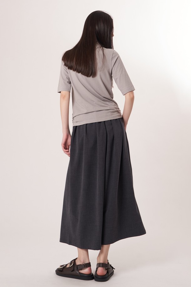 AU52PT33 F 와이드 크롭 팬츠_멜란지그레이는 남녀 모두 착용 가능한 캐주얼 스타일의 와이드 크롭 팬츠입니다. 멜란지그레이 컬러의 무지 디자인으로, 봄, 여름, 가을 계절에 활용하기 좋습니다. 부드러운 촉감의 폴리에스테르, 레이온, 폴리우레탄 혼방 소재로 제작되어 편안한 착용감을 제공합니다. 허리 드로우스트링과 밴딩 처리로 편안함을 더했으며, 데일리룩, 동네 마실룩, 여행룩 등 다양한 TPO에 맞춰 미니멀한 스타일을 연출할 수 있습니다. 루즈핏으로 여유로운 실루엣을 선사하는 얇은 두께의 크롭 팬츠입니다.
