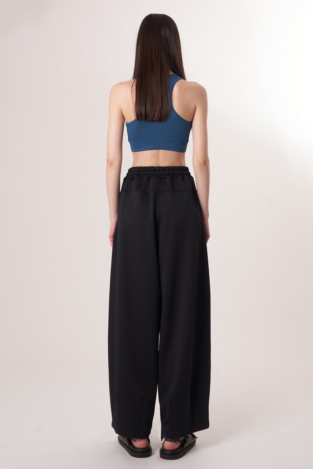 AU52PT39 더블 테크 와이드 팬츠_블랙은 미니멀, 클래식, 시크 스타일을 추구하는 고객을 위한 사계절용 와이드 팬츠입니다. 밴딩 처리되어 편안한 착용감을 제공하며, 일상과 출근룩, 모임룩 등 다양한 TPO에 활용하기 좋습니다. 부드러운 촉감의 폴리에스테르, 폴리우레탄 혼방 소재로 제작되었으며, 두꺼운 두께감과 루즈핏으로 안정적인 핏을 연출합니다. 더블 레이어드 기능성 원단과 압축 가공, 앞면 플리츠 디테일, 드로우스트링 디자인이 특징입니다.
