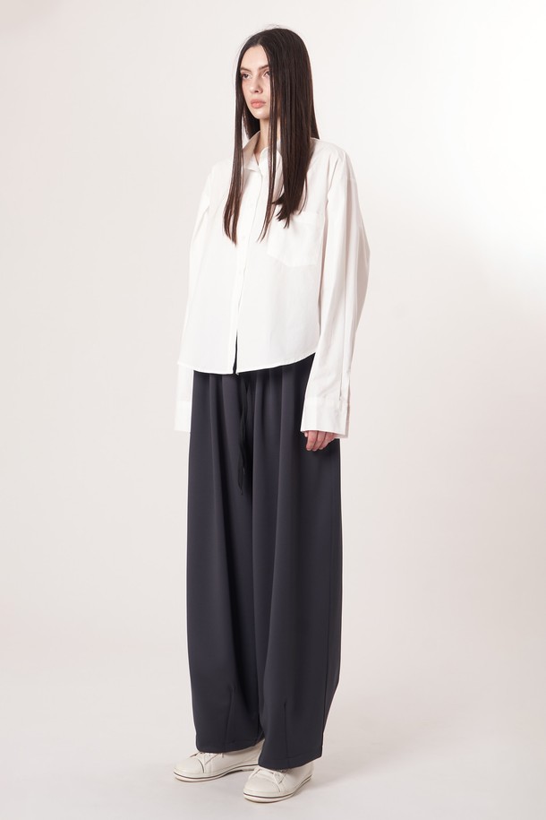 AU52PT39 더블 테크 와이드 팬츠_다크그레이는 미니멀, 스포티, 클래식 스타일을 아우르는 여성용 와이드 팬츠입니다. 사계절 착용 가능하며, 출근룩과 여행룩에 모두 잘 어울립니다. 다크그레이 컬러의 무지 디자인으로, 더블 레이어드 기능성 원단과 압축 가공 소재를 사용하여 두께감 있는 부드러운 촉감을 선사합니다. 밴딩 처리된 허리와 앞면 턱 디테일, 드로우스트링, 트랙팬츠 스타일이 특징이며 루즈핏으로 편안하게 착용할 수 있습니다.
