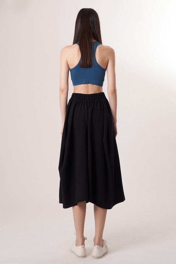 AW52PT31 W_테크플레어 팬츠는 여성용 테크플레어 팬츠로, 스포티하면서도 캐주얼한 스타일을 연출합니다. 블랙과 터쿼이즈 블루 두 가지 색상으로 제공되며, 사계절 내내 착용 가능합니다. 릴랙스핏 플레어 디자인에 신축성 있는 폴리에스터, 레이온, 폴리우레탄 혼방 소재로 제작되어 부드러운 촉감을 선사합니다. 허리 밴딩과 드로우스트링으로 편안한 착용감을 제공하며, 레깅스 위에 레이어드하여 다양한 스타일을 연출할 수 있습니다. 무지 디자인으로 미니멀한 매력을 더한 긴 기장의 바지입니다.
