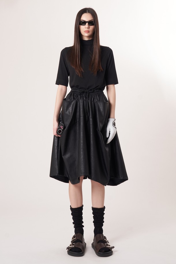 AW52PT32 레더 이펙트 플레어 팬츠_블랙은 부드러운 촉감의 폴리우레탄과 레이온 혼방 소재로 제작되어 가을, 겨울에 착용하기 좋은 여성용 레더 팬츠입니다. 모던한 스타일의 이 바지는 레더 이펙트 소재와 자연스러운 주름 텍스처가 특징이며, 릴랙스 핏의 플레어 디자인으로 입체적인 볼륨감을 선사합니다. 일상, 데이트룩, 모임룩 등 다양한 TPO에 활용 가능하며 시크, 미니멀, 클래식 스타일을 연출하기 좋습니다. 편안한 길이감으로 활동성을 높인 긴 기장의 무지 블랙 컬러 레더 팬츠입니다.
