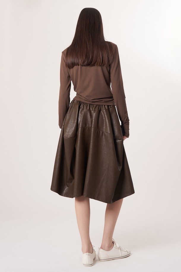 AW52PT32 레더 이펙트 플레어 팬츠_다크브라운은 여성용 플레어 팬츠입니다. 레더 이펙트 소재로 제작되어 부드러운 촉감과 자연스러운 주름 텍스처를 선사하며, 루즈핏으로 편안하게 착용 가능합니다. 다크브라운 컬러의 긴 기장으로, 엘레강스한 스타일을 연출하며, 데이트룩, 모임룩, 오피스룩 등 다양한 TPO에 활용할 수 있습니다. 클래식, 미니멀, 시크 스타일을 선호하는 분들에게 추천합니다. 입체감 있는 실루엣이 특징입니다.
