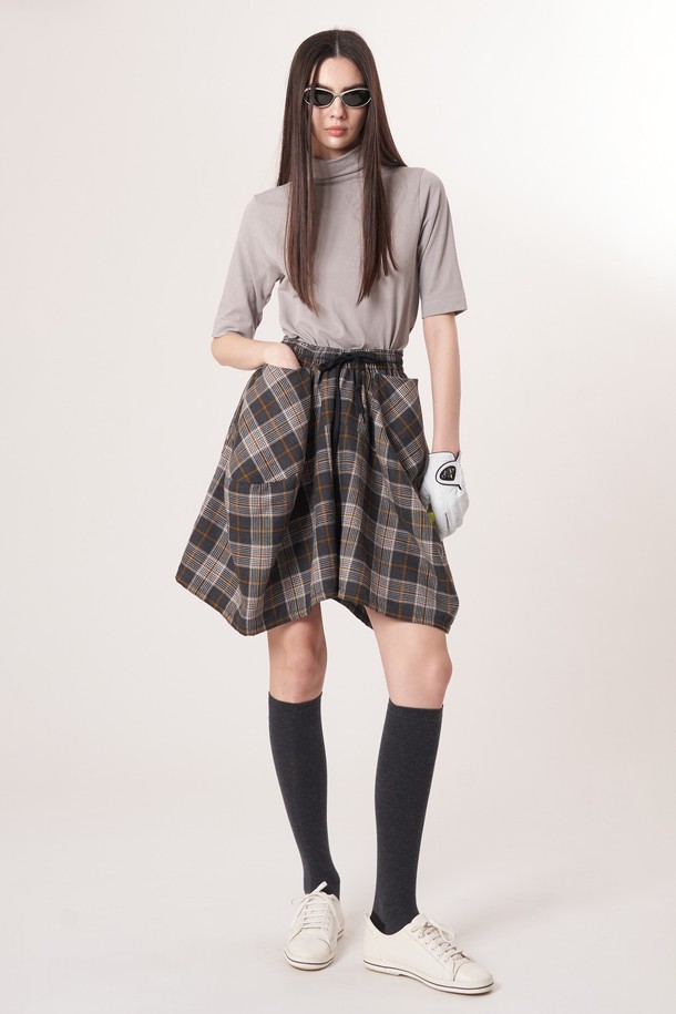 AW52PS33 체크 볼륨 G 쇼츠_브라운은 여성용 쇼츠로, 브라운과 라이트 그레이 색상으로 제공됩니다. 봄, 여름 계절에 어울리는 스포티하면서도 클래식한 스타일의 제품입니다. 플레어 바지핏과 볼륨 핏으로 여성스러운 실루엣을 연출하며, 입체적인 커팅 라인과 체크 패턴이 특징입니다. 신축성 있는 블루머 안감이 있어 안정적인 착용감을 선사하며, 데이트룩이나 쇼핑룩에 적합합니다. 폴리에스테르 소재로 제작되었으며, 밴딩 및 드로우스트링으로 편안하게 착용할 수 있습니다.
