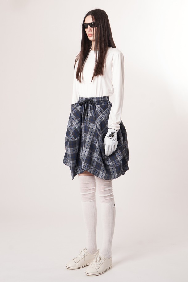 AW52PS33 체크 볼륨 G 쇼츠_블루는 시원한 블루 컬러와 체크 패턴이 돋보이는 여성 쇼츠입니다. 넓은 와이드 핏과 플레어스커트처럼 볼륨감 있는 디자인으로, 스포티하면서도 캐주얼한 스타일을 연출합니다. 활동성을 높이는 3차원 입체 커팅과 드로우스트링 디테일이 특징이며, 안감으로 언더블루머가 있어 편안하게 착용할 수 있습니다. 여름철 휴가, 리조트, 피트니스 등 다양한 TPO에 활용하기 좋은 아이템입니다.
