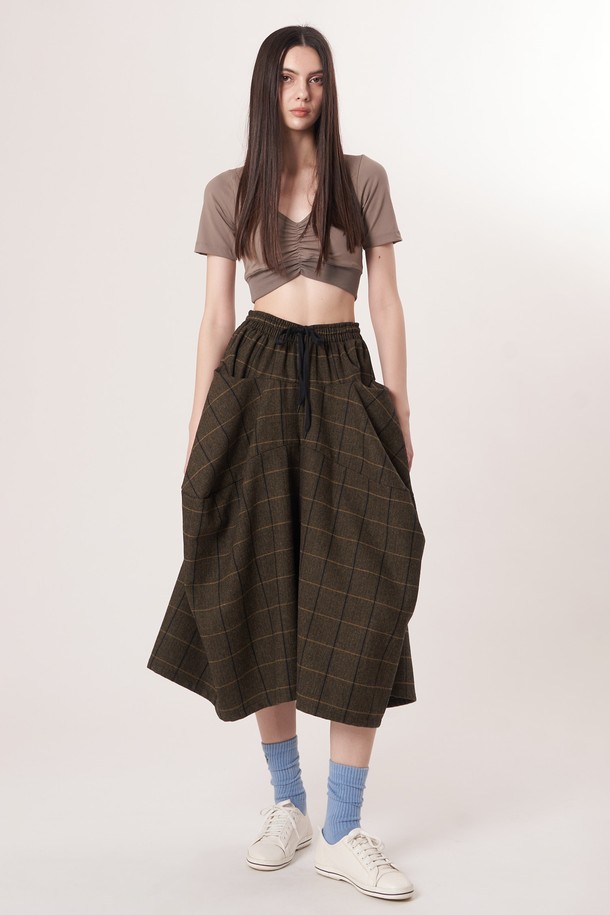 AW52PT34 윈터체크 테크플레어 팬츠_다크브라운은 겨울철 따뜻함과 스타일을 동시에 잡을 수 있는 여성 플레어 팬츠입니다. 다크 브라운 컬러의 헤링본 또는 체크 패턴으로 클래식, 레트로 무드를 연출하며, 넉넉한 루즈핏과 긴 기장으로 다양한 체형을 커버합니다. 울과 폴리에스테르 혼방 소재로 제작되어 부드러운 촉감을 선사하며, 두께감 있는 원단이 겨울철에도 따뜻하게 착용 가능합니다. 드로우스트링 허리 밴딩으로 편안한 착용감을 제공하며, 레깅스와 레이어드하여 더욱 따뜻하게 연출할 수 있습니다. 겨울 데일리룩, 오피스룩, 모임룩 등 다양한 TPO에 활용할 수 있는 실용적인 아이템입니다.
