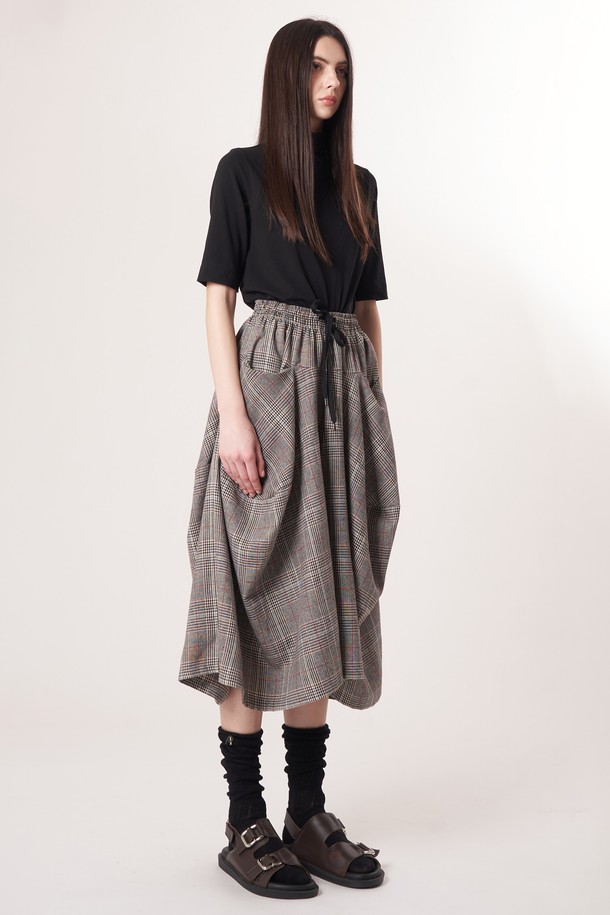 AW52PT34 윈터체크 테크플레어 팬츠_그레이는 겨울철 데일리룩을 위한 여성 플레어 팬츠입니다. 클래식과 레트로, 스트릿 무드를 모두 담아낸 디자인으로, 울과 폴리에스테르 혼방의 두꺼운 소재로 제작되어 따뜻함을 선사합니다. 헤링본 체크 패턴이 돋보이며, 드로우스트링 허리 밴딩으로 편안한 착용감을 제공합니다. 레깅스와 함께 레이어드하여 더욱 따뜻하고 스타일리시하게 연출할 수 있으며, 모빌리티를 고려한 커팅으로 활동성 또한 놓치지 않았습니다. 그레이와 다크브라운 두 가지 색상으로 만나보세요.
