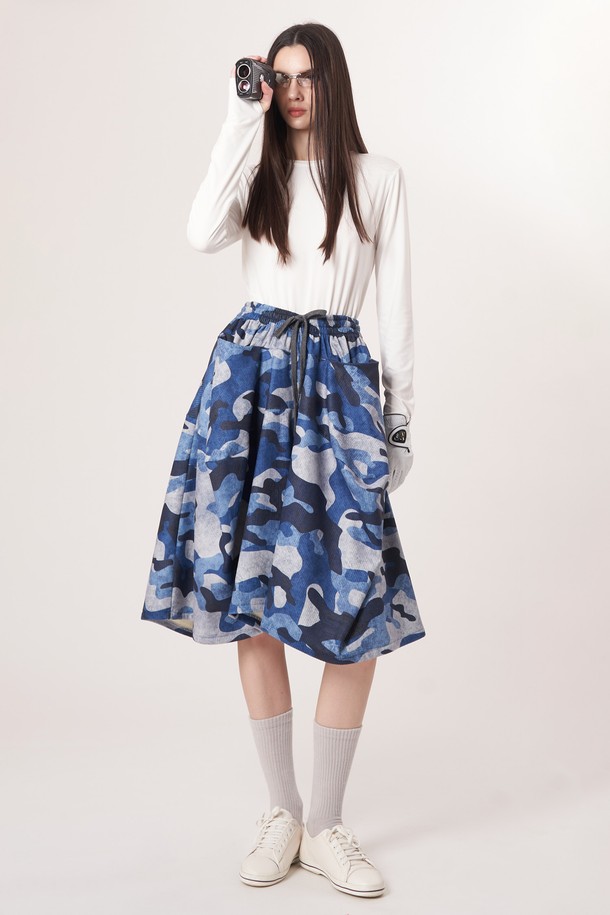 AW52PT35 카모 플레어 팬츠_블루는 여성용 플레어 팬츠로, 캐주얼 및 스트릿 스타일을 연출하기 좋습니다. 사계절 내내 착용 가능하며, 루즈핏으로 편안한 착용감을 제공합니다. 블루 컬러에 카모 패턴이 더해져 개성 있는 스타일을 완성하며, 허리 부분은 밴딩 처리와 드로우스트링으로 조절 가능합니다. 일상복은 물론, 동네 마실룩이나 여행룩으로도 활용하기 좋은 아이템입니다. 폴리에스테르 소재로 제작되어 부드러운 촉감을 느낄 수 있습니다.
