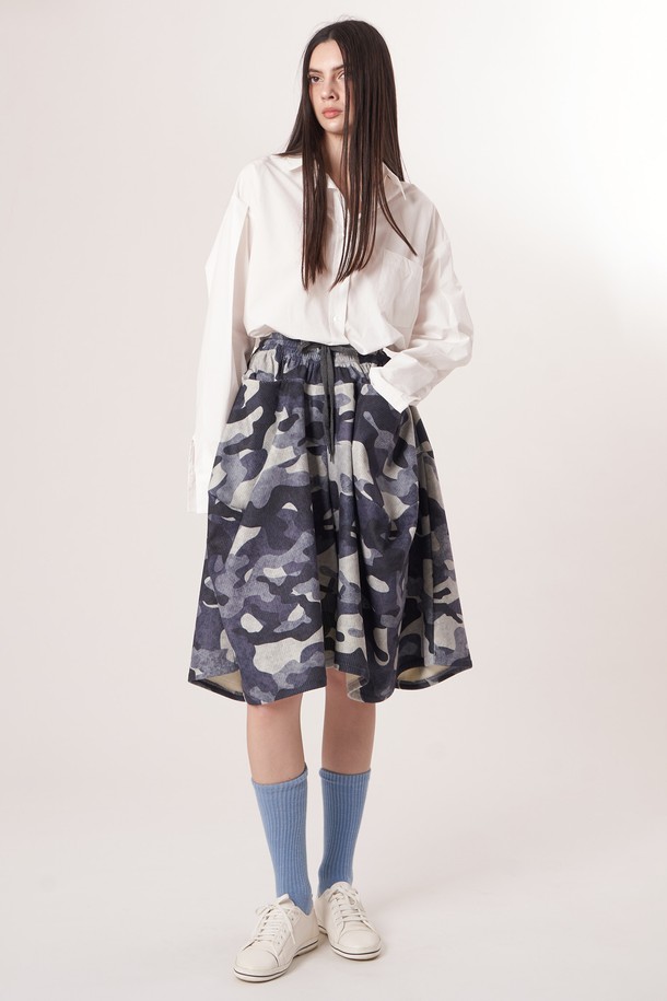 AW52PT35 카모 플레어 팬츠_블랙은 캐주얼, 미니멀, 레트로 스타일을 모두 아우르는 여성용 플레어 팬츠입니다. 부드러운 촉감의 폴리에스테르 소재로 제작되었으며, 허리 밴딩과 스트링으로 편안한 착용감을 선사합니다. 사계절 내내 활용 가능한 루즈핏 긴바지로, 카모 패턴과 코듀로이 텍스처, 브러쉬드 마감으로 포인트를 더했습니다. 동네 마실룩이나 여행룩에 적합하며, 블랙 컬러로 어떤 상의와도 쉽게 매치할 수 있습니다.
