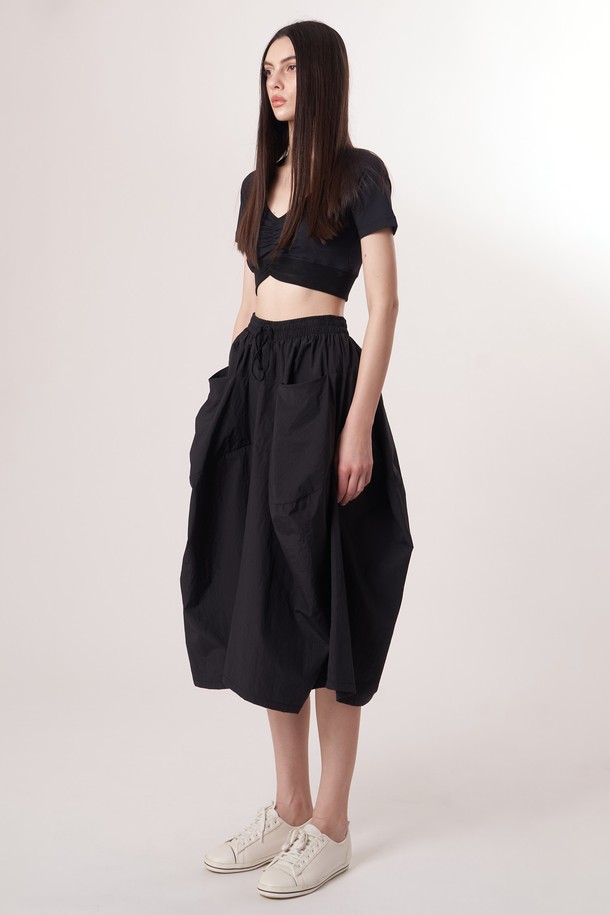 AW52PT36 테크플레어 팬츠_블랙은 여성용 바지로, 스포티, 스트리트, 미니멀 스타일을 넘나드는 활용성을 자랑합니다. 사계절 내내 착용 가능하며, 가볍고 부드러운 나일론, 면 혼방 소재로 제작되어 편안한 착용감을 선사합니다. 허리에는 드로우스트링 밴딩이 있어 사이즈 조절이 용이하며, 루즈핏 플레어 디자인과 아방가르드한 커팅 라인이 돋보입니다. 레깅스 레이어링이 가능하며, 동네 마실룩, 여행룩 등 다양한 TPO에 맞춰 활용할 수 있습니다.
