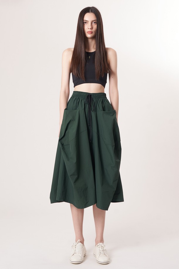 AW52PT36 테크플레어 팬츠_다크그린은 스포티, 스트리트, 캐주얼 스타일을 아우르는 테크플레어 팬츠입니다. 나일론과 면 혼방 소재로 제작되어 부드러운 촉감을 제공하며, 사계절 내내 활용 가능합니다. 루즈핏 플레어 디자인에 밴딩 허리, 드로우스트링으로 편안한 착용감을 선사하며 활동성을 높였습니다. 바이오 가공 처리로 구김이 적어 관리가 용이하고, 레이어링하여 다양한 스타일 연출이 가능합니다. 다크 그린 컬러의 해체주의 패턴이 돋보이는 개성 있는 디자인입니다.
