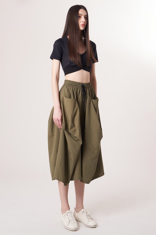 AW52PT36 테크플레어 팬츠_카키는 여성용 바지로, 스포티, 스트릿, 미니멀한 스타일을 연출하기 좋습니다. 가볍고 부드러운 나일론과 면 혼방 소재로 제작되어 사계절 내내 편안하게 착용할 수 있습니다. 루즈핏 플레어 디자인에, 드로우스트링과 해체주의 패턴으로 포인트를 더했으며, 바이오 가공을 거쳐 부드러운 촉감을 자랑합니다. 여행룩, 산책룩 등 다양한 TPO에 활용 가능하며, 가볍고 휴대성이 뛰어나 실용적입니다.
