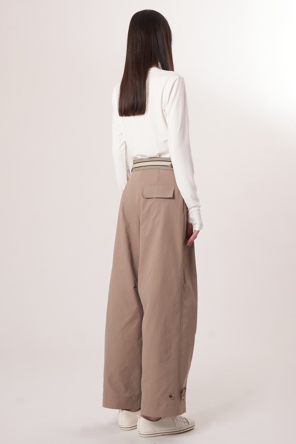 AW52TL01 베이스 레이어 탑_오프화이트는 운동 및 일상에서 활용하기 좋은 여성용 베이스 레이어 탑입니다. 부드러운 촉감의 폴리에스테르, 폴리우레탄 혼방 소재로 제작되어 흡습, 속건 기능과 뛰어난 신축성을 자랑합니다. 얇은 두께감과 슬림핏 디자인으로 활동성을 높였으며, 라운드넥과 긴 소매, 소매 끝단 슬릿 디자인으로 편안함과 스타일리시함을 동시에 잡았습니다. 미니멀한 디자인과 오프화이트 컬러가 어떤 룩에도 자연스럽게 어울리며, 피트니스, 러닝, 요가/필라테스 등 다양한 TPO에 적합합니다. 브러쉬드 텍스처로 부드러운 착용감을 선사합니다.
