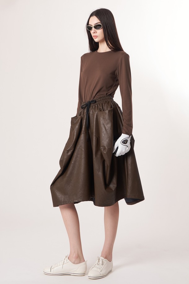 AW52TL01 베이스 레이어 탑_브라운은 겨울, 가을 시즌에 적합한 슬림핏 긴소매 베이스 레이어 탑입니다. 부드러운 촉감의 브러쉬드 폴리에스터, 폴리우레탄 혼방 소재로 제작되어 보온성과 신축성이 뛰어나며, 속건 기능으로 쾌적함을 유지합니다. 라운드넥 디자인에 소매 끝단 슬릿과 손등을 덮는 디자인으로 활동성을 더했습니다. 미니멀하고 스포티한 스타일로, 운동 시에는 피트니스룩으로, 일상에서는 겨울 데일리룩으로 활용하기 좋습니다. 다크브라운 컬러 옵션이 있습니다.
