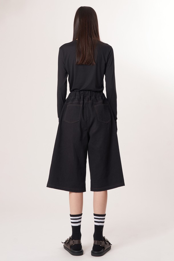 AW52TL01 베이스 레이어 탑_블랙은 겨울철 운동 및 일상에서 활용하기 좋은 베이스 레이어 탑입니다. 부드러운 촉감의 기모 안감과 두꺼운 두께로 보온성을 높였으며, 폴리에스터 및 폴리우레탄 혼방 소재로 신축성을 강화하여 활동성을 높였습니다. 슬림핏 디자인으로 깔끔한 실루엣을 연출하며, 손등을 덮는 소매 끝단 슬릿 디자인으로 포인트를 더했습니다. 미니멀, 스포티, 캐주얼 스타일을 모두 소화 가능하며, 러닝룩, 피트니스룩, 겨울 데일리룩에 적합합니다.
