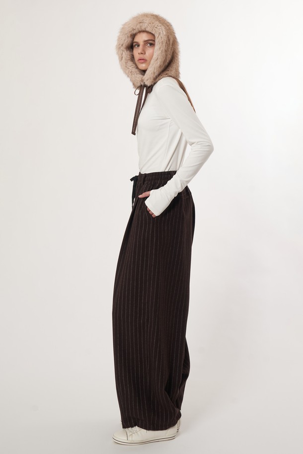 AU52PT07 레트로 스트라이프 와이드 팬츠는 여성들을 위한 바지입니다. 브라운 컬러에 레트로 스타일을 더했으며, 봄, 가을에 착용하기 좋습니다. 와이드 핏과 긴 기장으로 편안함과 스타일을 동시에 잡았습니다. 스트라이프 패턴이 돋보이며, 클래식하고 미니멀한 무드를 연출합니다. 데일리룩에 포인트를 더해줄 아이템입니다.
