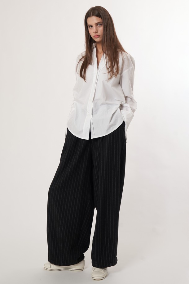 AU52PT07 레트로 스트라이프 와이드 팬츠_블랙은 여성용 와이드 팬츠입니다. 레트로 스타일의 블랙 컬러 스트라이프 패턴으로, 봄, 여름, 가을에 착용하기 좋습니다. 루즈핏으로 편안한 착용감을 선사하며, 미니멀, 클래식 무드를 연출합니다. 데일리룩에 포인트 아이템으로 활용하기 좋은 아이템입니다.
