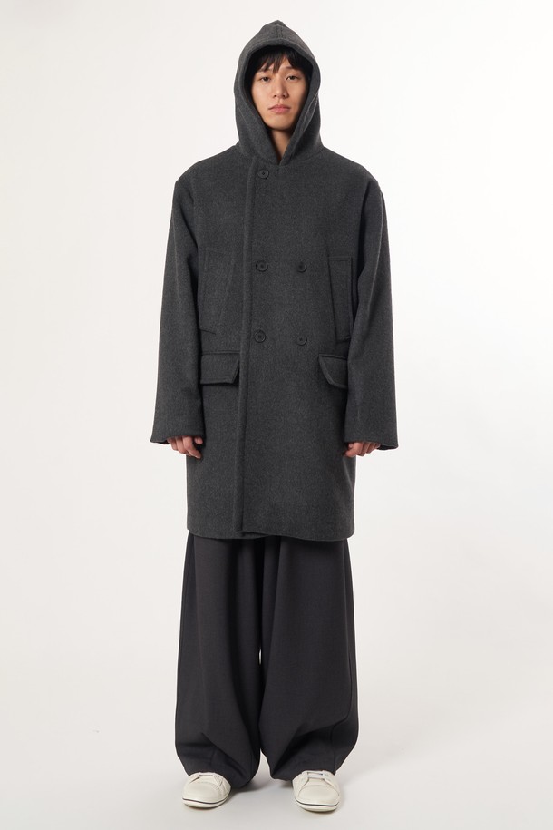 AU52CT01 더블 후드 코트_차콜은 캐주얼, 클래식, 미니멀 스타일을 아우르는 남녀 공용 코트입니다. 울 소재로 제작되어 부드러운 촉감을 선사하며, 가을과 겨울에 따뜻하게 착용할 수 있습니다. 롱 기장의 오버핏 디자인에 더블 버튼 여밈 방식을 적용하여 멋스러운 실루엣을 연출합니다. 차콜 컬러의 무지 디자인과 후드 디테일이 돋보이며, 출근룩으로도 활용하기 좋습니다. 긴 소매 기장과 두꺼운 두께감으로 보온성을 높였습니다.
